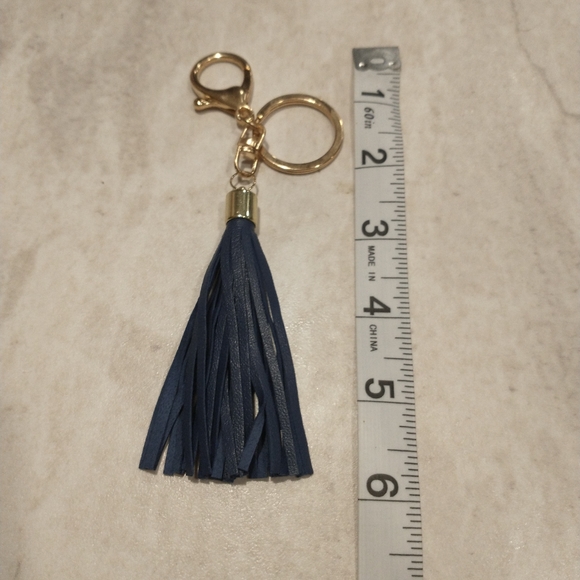 *SOLD* 3/$10 🛍️ Faux Leather Tassel Keychain - Picture 6 of 6